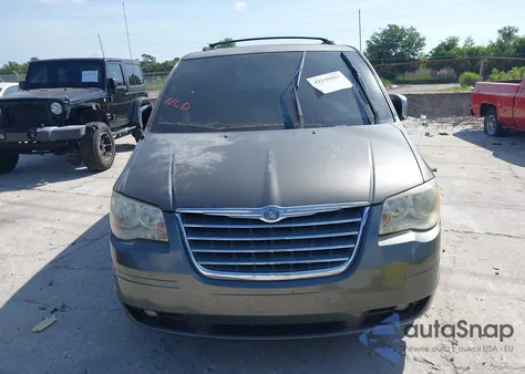 2010 Chrysler Town & Country Touring Plus z USA, uszkodzony, nr VIN 2A4RR8DX1AR361211